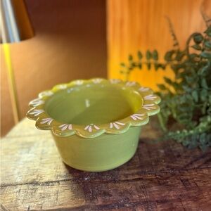 Vintage 70s Green Ceramic Scalloped Floral Rim Glossy Pottery Bowl 7in Round